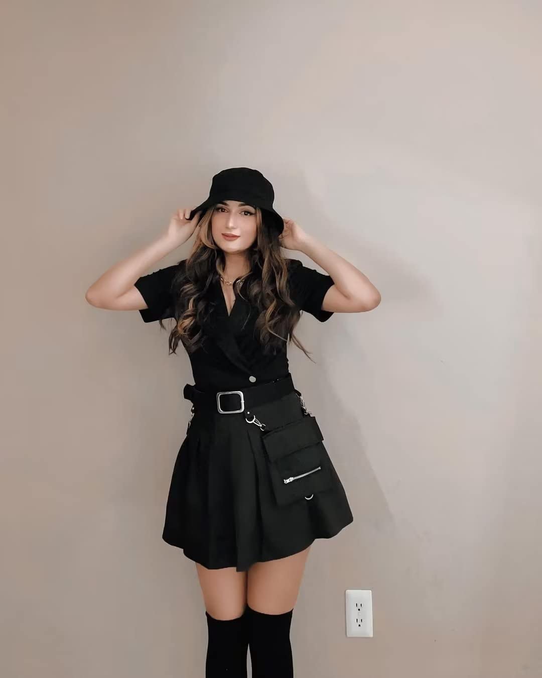 Ruolai Goth Black Pleated Mini Skirt with Chain High Waisted Tennis Skirt